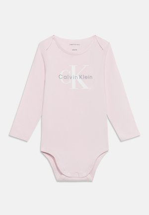 Body bébé à manches longues rose clair avec boutons-pression en bas et logo Calvin Klein imprimé en blanc et gris sur la poitrine.