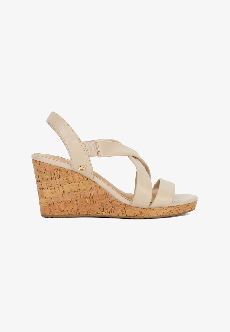 Beige leren wedge sandaal met kruislingse banden, kurken wedge hak, gladde textuur en elastische band voor ondersteuning.