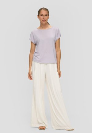 Licht lila kortemouwen top met een relaxte pasvorm, gecombineerd met witte wijde broek, met een zachte textuur en een eenvoudig ontwerp.