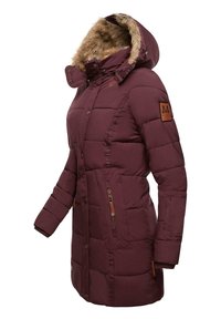 Manteau matelassé bordeaux avec capuche en fausse fourrure, fermetures éclaire et à boutons, poches latérales et une patch en cuir sur la manche.