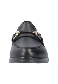Mocassins en cuir noir avec une finition légèrement texturée, dotés d'un accent métallique brillant et d'une semelle en caoutchouc, vus de face.