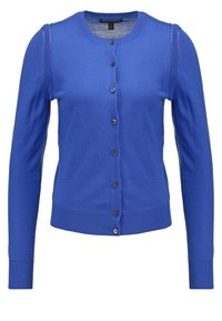 Modrý cardigan vyrobený z měkkého materiálu, s kulatým výstřihem, dlouhými rukávy, zapínáním na knoflíky a žebrovaným lemem a manžetami.