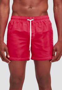 Costume da bagno rosso con una cintura elastica, coulisse bianca e cuciture a contrasto, caratterizzato da una texture liscia e lucida.