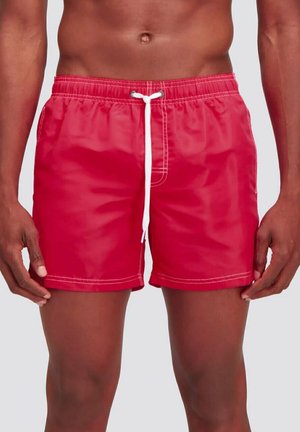 Costume da bagno rosso con una cintura elastica, coulisse bianca e cuciture a contrasto, caratterizzato da una texture liscia e lucida.