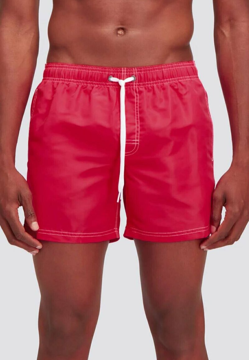 Costume da bagno rosso con una cintura elastica, coulisse bianca e cuciture a contrasto, caratterizzato da una texture liscia e lucida.
