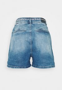 Shorts in denim blu chiaro con orlo sfilacciato, due tasche posteriori, una cintura nera con dettagli intrecciati e un design classico a cinque tasche.