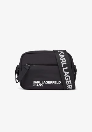 Juodas nailoninis per petį nešiojamas krepšys su reguliuojamu diržu. Įtrauktas baltas "KARL LAGERFELD JEANS" logotipas, stačiakampio formos ir užtrauktuko uždarymas.