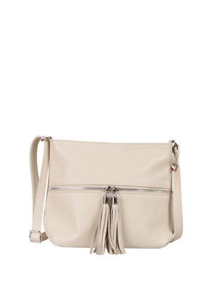 Beige leren crossbodytas met verstelbare riem, horizontale ritssluiting aan de voorkant en twee bijpassende kwastjes die aan de ritsen hangen.