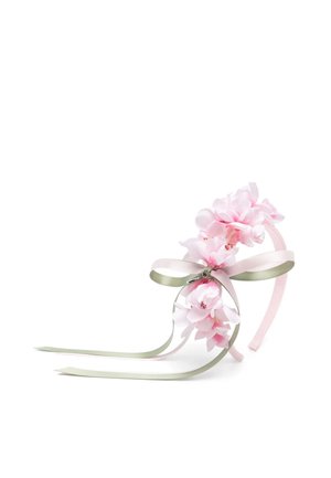 Cerchietto floreale con fiori sintetici rosa, nastri di raso in rosa chiaro e verde, e una fascia morbida rosa. I dettagli includono nastri pendenti.