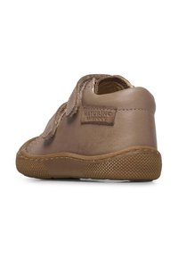 Hnědá kožená bota s nízkým podpatkem, suchým zipem a strukturovanou gumovou podrážkou. Obsahuje logo na boku a zakřivený design.