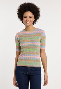 Top de manga corta de punto multicolor con franjas verdes, rosas, naranjas y azules, con textura acanalada y cuello redondo.