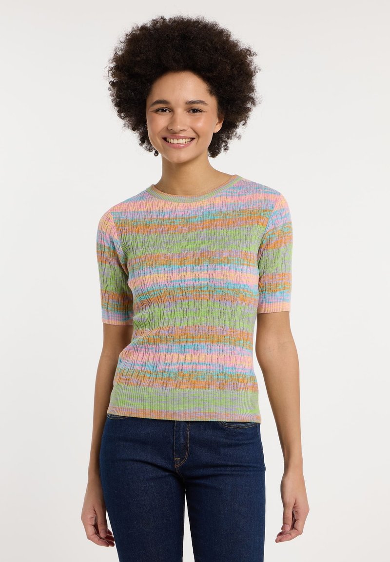 Top de manga corta de punto multicolor con franjas verdes, rosas, naranjas y azules, con textura acanalada y cuello redondo.