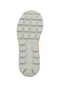 Suola di sneaker arancione chiaro con una superficie in gomma grigia testurizzata. Presenta scanalature profonde e un logo "SUN68" con la taglia 37 indicata sul lato.