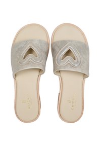Sandali scivolati in suede grigio con design a cuore ritagliato, soletta beige e una sottile suola di colore naturale. Dettaglio del logo dorato sulla soletta.