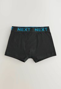 Svarta boxerkalsonger med en slät textur, försedda med en blå elastisk midjeband där ordet "NEXT" upprepas. Standardpassform med en framficka.