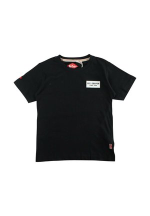 T-shirt noir à manches courtes avec un patch "Lee Cooper Since 1908" sur la poitrine et de petites étiquettes rouges avec le logo près du col et de l'ourlet inférieur.