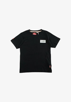 T-shirt noir à manches courtes avec un patch "Lee Cooper Since 1908" sur la poitrine et de petites étiquettes rouges avec le logo près du col et de l'ourlet inférieur.