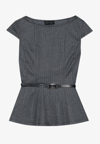 Šedý peplum top s tenkými vertikálnymi prúžkami, krátkymi rukávmi a čiernym pásom s prackou. Vyrobený z textúrovaného materiálu.