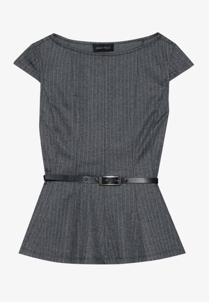 Haut peplum gris avec de fines rayures verticales, manches courtes et une ceinture noire avec une boucle. Confectionné en tissu texturé.