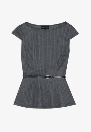 Harmaa peplum-paita, jossa on ohuita pystysuoria raitoja, lyhyet hihat ja musta vyö soljella. Valmistettu teksturoidusta kankaasta.