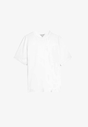 Camiseta de algodón blanca con mangas cortas, escote redondo y un corte relajado. Textura suave, sin patrones ni detalles de hardware adicionales.