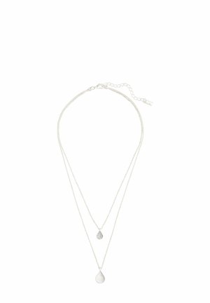Silverfärgad dubbel lager halsband med en strukturerad droppformad berlock och en mindre dekorativ berlock, med en delikat kedja och justerbar låsning.