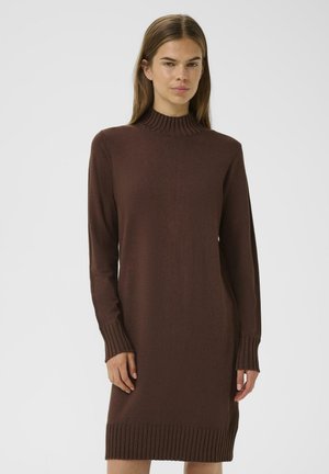 Rochie tricotată maro cu guler înalt și mâneci lungi. Prezintă manșete ribbate și un corset texturat; lungime deasupra genunchiului.