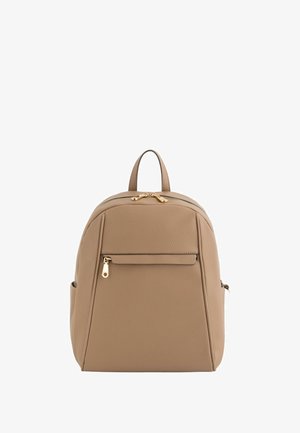 Mochila de cuero marrón con una forma estructurada, herrajes dorados, bolsillo con cremallera exterior y dobles asas superiores. Superficie texturizada con un acabado suave.