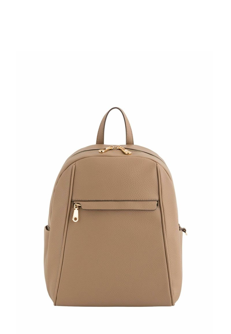 Brązowy skórzany plecak o wyraźnym kształcie, z złotymi akcentami, zewnętrzną kieszenią na zamek błyskawiczny i podwójnymi uchwytami na górze. Teksturowana powierzchnia z gładkim wykończeniem.