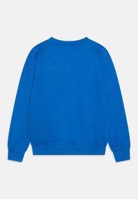 Sudadera azul con cuello redondo, mangas largas y puños acanalados. Textura de tela suave sin patrones o herrajes visibles.
