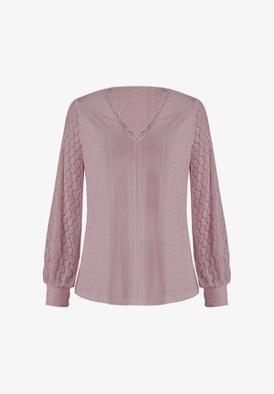 Lichtroze blouse met lange mouwen, voorzien van kanten mouwen, een gekartelde V-halslijn en een delicaat gaatjespatroon op de voorkant en mouwen.