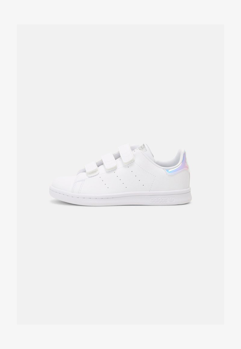 Sneaker bianco con tre cinturini in velcro, materiale sintetico liscia, dettagli perforati e un accento iridescente sul tallone.