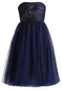 Axelklänning i marinblått med spetstopp och tyllekjol. Har blommönster på överdelen, ett flödande tyg och en knälång design.