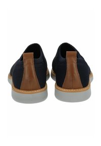 Scarpe in rete blu navy con dettagli in pelle marrone, dotate di un tallone imbottito e una soletta in gomma bianca. Dettagli di cucitura lungo la suola.