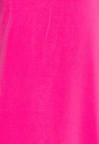 Tissu rose vif, texture lisse et couleur uniforme. Aucun motif ou accent visible. Design simple avec une apparence unie.