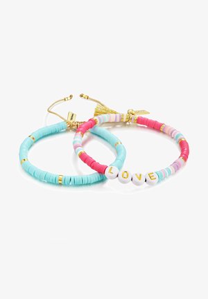 Két karkötő: az egyik türkiz és arany kiegészítőkkel, a másik rózsaszín és pasztell árnyalatokban "LOVE" gyöngyökkel. Puha, texturált felületek jellemzik.