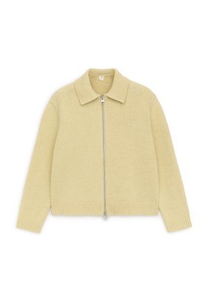 Beżowy dzianinowy kardigan na suwak z kołnierzem, długimi rękawami, prążkowanymi mankietami i dolnym wykończeniem, ułożony na płasko na białym tle.