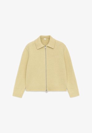 Beżowy dzianinowy kardigan na suwak z kołnierzem, długimi rękawami, prążkowanymi mankietami i dolnym wykończeniem, ułożony na płasko na białym tle.