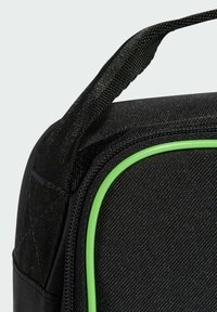 Borsa nera con rifiniture verdi, caratterizzata da una superficie strutturata, manico robusto e chiusura lampo visibile per una conservazione sicura.