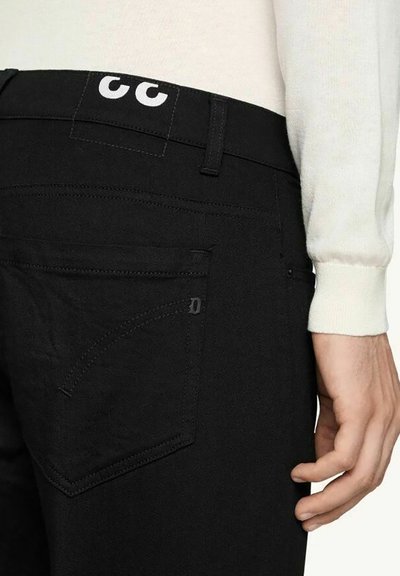 Zwarte denim jeans met een slim fit ontwerp, voorzien van een achterzak, gestikte details en een contrasterend wit logo op de tailleband.