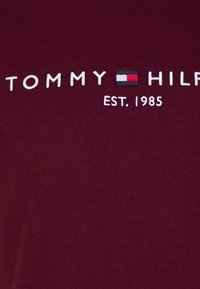 Tommy Hilfiger TOMMY LOGO TEE - T-shirt estampada - deep rouge