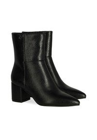 Botines negros de cuero texturizado, con puntera afilada, tacón cuadrado y un acabado suave con un sutil patrón en relieve.