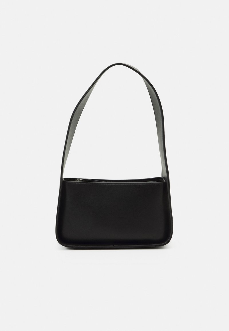 Sac à main rectangulaire noir avec une large bandoulière et une fermeture éclair supérieure, sur un fond clair uni.