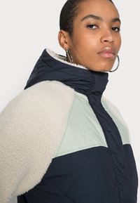 esmé studios ESSTELLA LONG HOOD QUILT JACKET - Casaco de inverno - dark sapphire/desert sage/snow