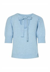 Ljusblå stickad tröja med korta puffärmar, en bred halsringning och en rosettdetalj på baksidan. Mjuk textur och ribbad nederkant.