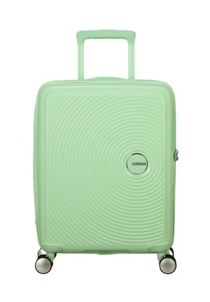 Maleta rígida en verde menta con patrones de olas circulares, mango retráctil y ruedas dobles para una fácil movilidad.