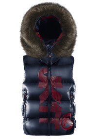 Laivastonsininen toppaliivi tekoturkisvetoketjullisella hupulla ja punaisilla graafisilla yksityiskohdilla. Siinä on tikattu kuviointi ja sivutaskut käytännöllisyyttä varten.