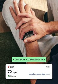 Smartwatch al polso, che mostra i dati dell'ECG con 72 bpm, stato normale. Mani intrecciate, abbigliamento casual, tessuto leggero, sfondo verde.