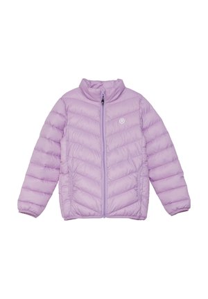 Lila puffjacka med hög krage, framdragkedja och quiltad design med diagonala sömmar samt en logotyp på bröstet.