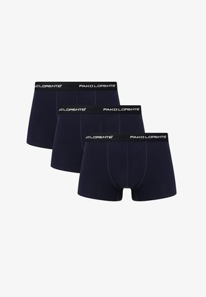 Trzy pary granatowych slipów wykonanych z gładkiego materiału, z czarnymi elastycznymi paskami w talii z logo "PAKO LORENTE".